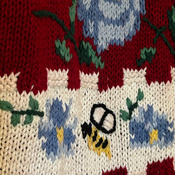 Eagle’s Eye Vintage Red Knitted Floral Bumblebee Cottagecore Vest, Sleeveless - Picture 8 of 14